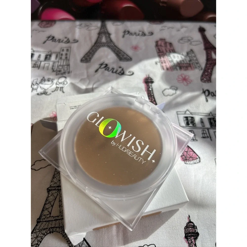 GloWish by Huda Beauty Lightweight Blurring Pressed Powder — 06 Medium Tan
